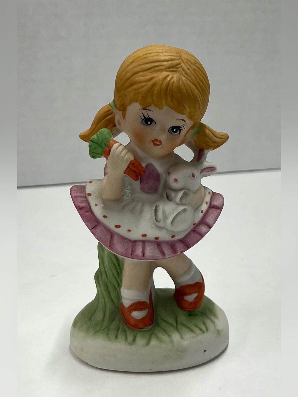 Homeco Vintage figurine - girl with rabbit